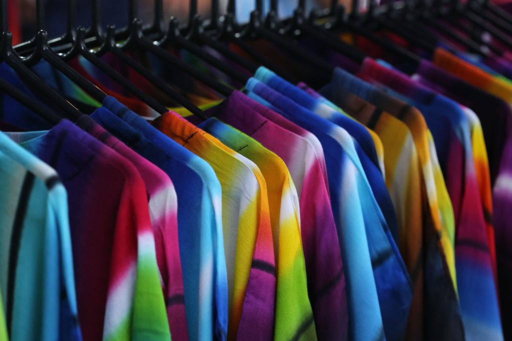 Domowe farbowanie tkanin - czy potrzebne są specjalne sprzęty?
